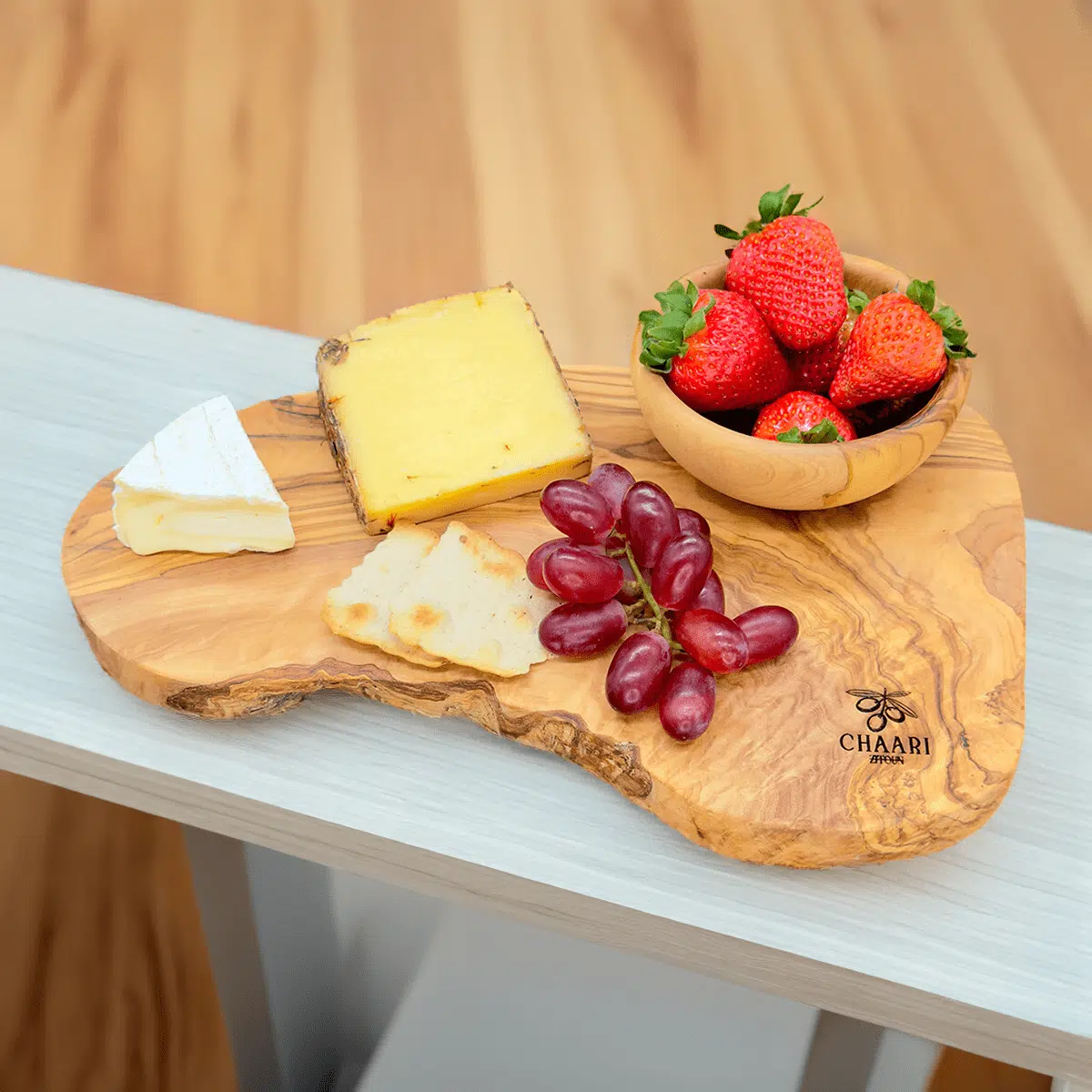 Servierbrett aus Olivenholz mit Käse und Früchten