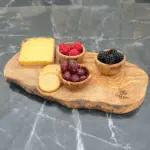 Servierbrett aus Olivenholz mit Antipasti